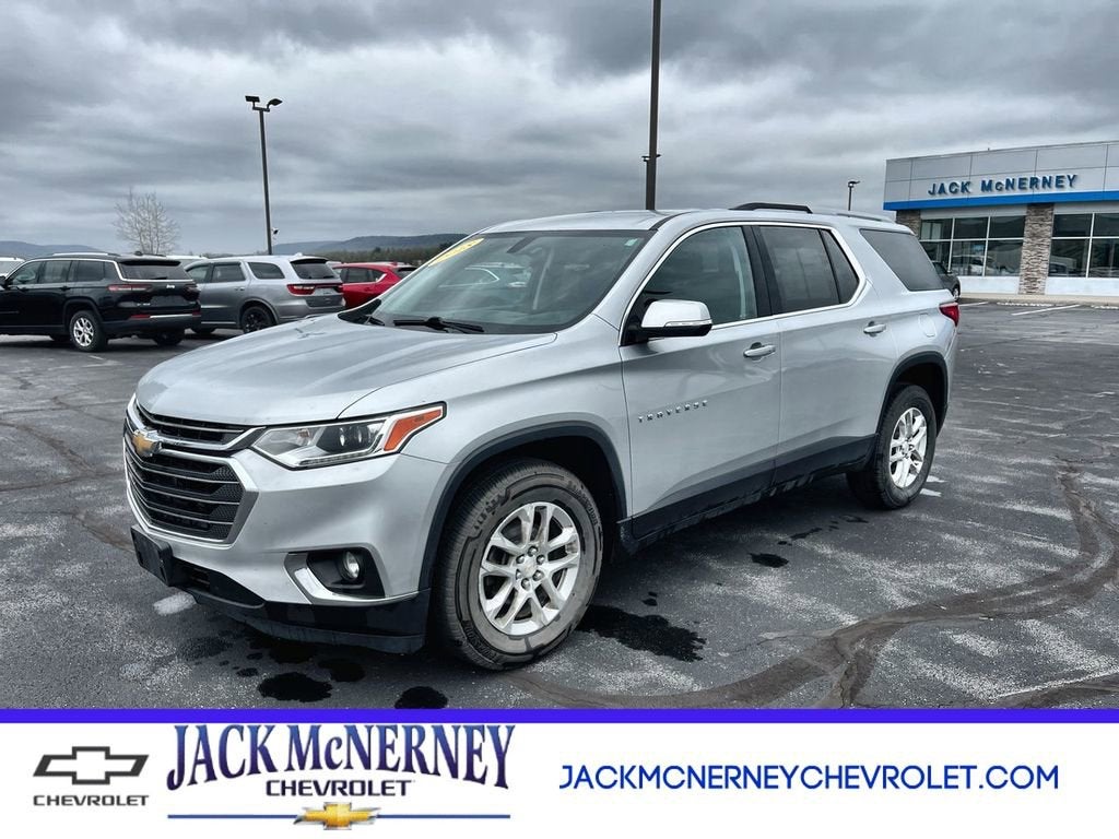 2018 Chevrolet Traverse LT Cloth in Silver Ice Metallic — front three-quarter view
